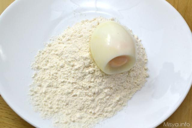 7 passare uova nella farina