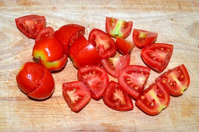 7 tagliare pomodorini