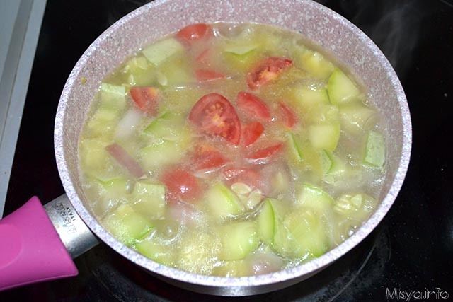 8 aggiungere pomodorini alle zucchine