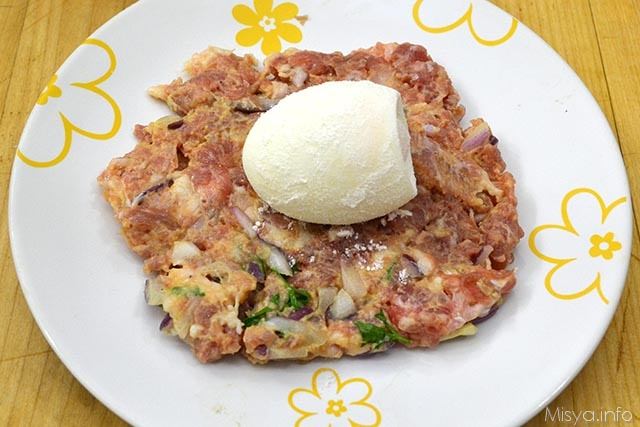 8 mettere uovo su salsiccia