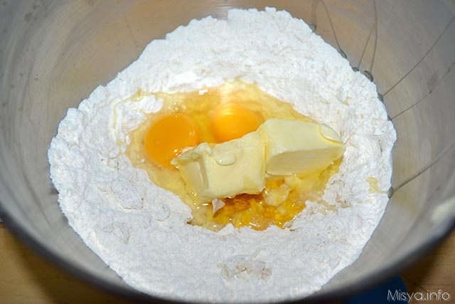 2 aggiungere burro e uova