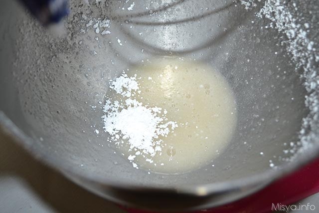 2 montare con zucchero a velo