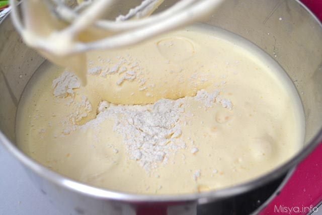 4 aggiungere farina setacciata