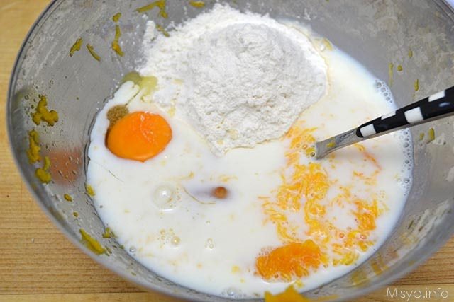 4 aggiungere latte uova farina