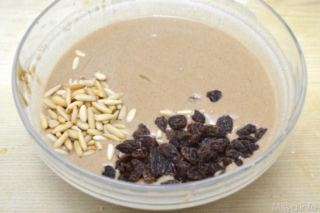 5 aggiungere pinoli uvetta