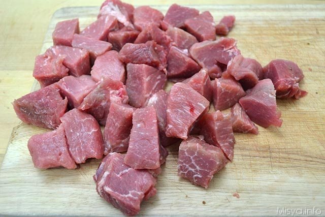 2 tagliare carne a tocchetti