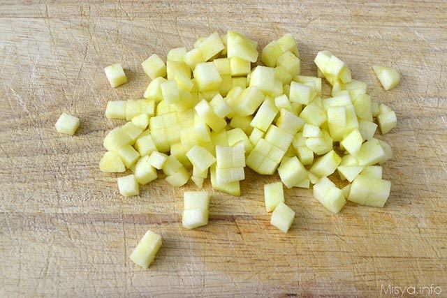 2 tagliare mela a pezzetti