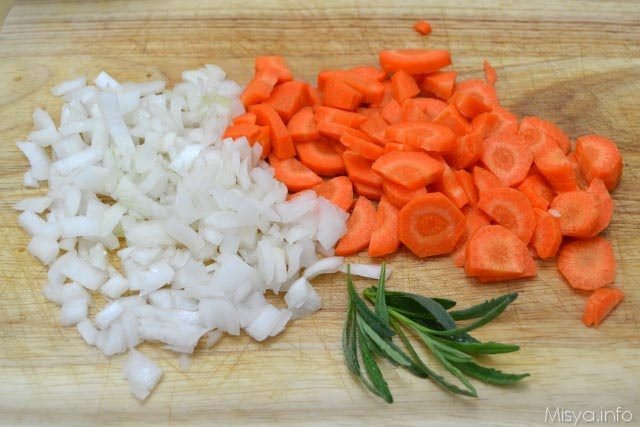 6 tagliare carota e cipolla