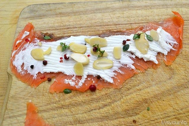 1 stendere formaggio su fetta salmone