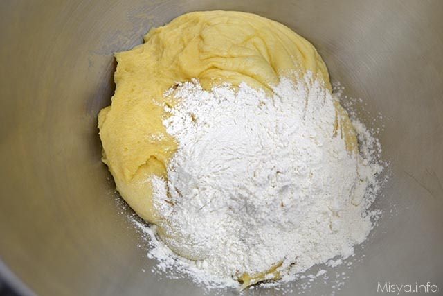 25 aggiungere farina