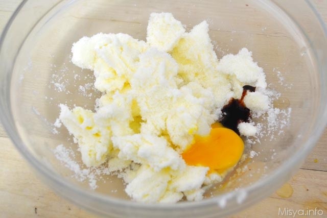 3 aggiungere uova e vaniglia