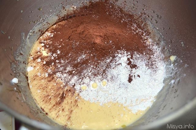 5 aggiungere farina e cacao