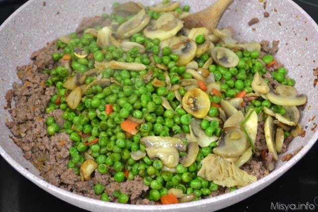 5 aggiungere funghi e piselli
