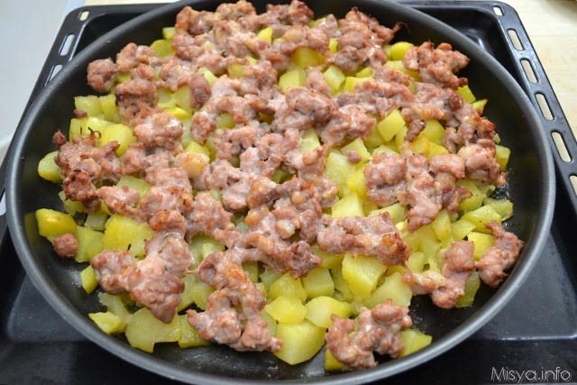 cuocere patate e salscicce