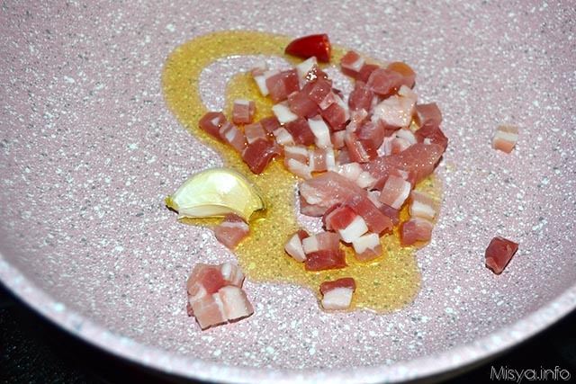 1 soffriggere aglio pancetta