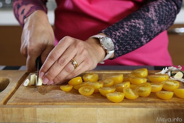 1 tagliare pomodorini gialli