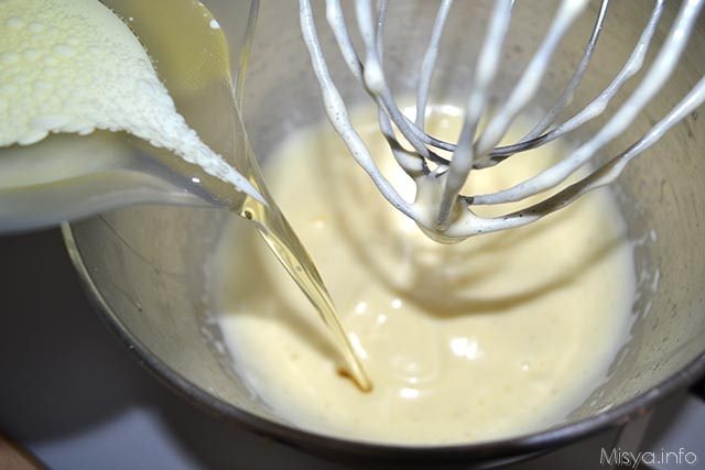 3 aggiungere latte e olio a filo