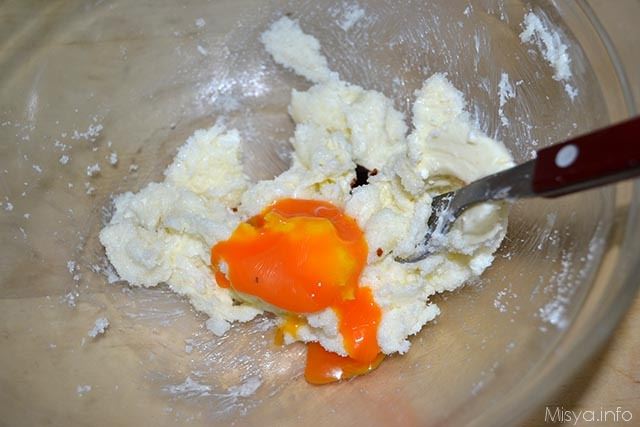 3 aggiungere uova e vaniglia