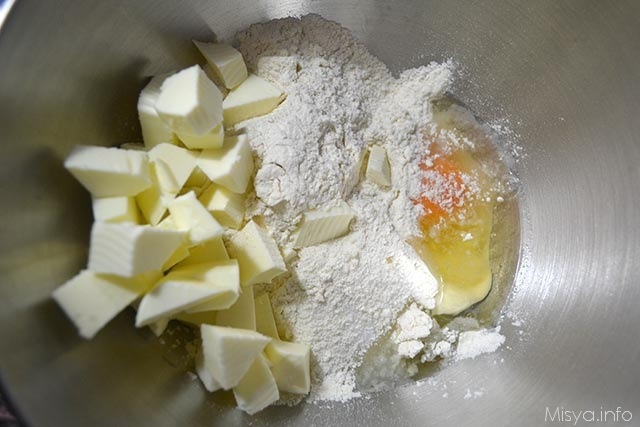 4 aggiungere uova burro