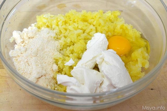 5 aggiungere uova e ricotta