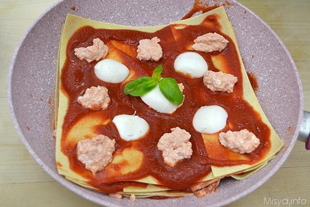 13 aggiungere mozzarella e basilico