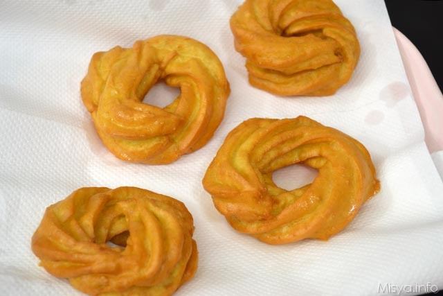 14 zeppole su carta assorbente