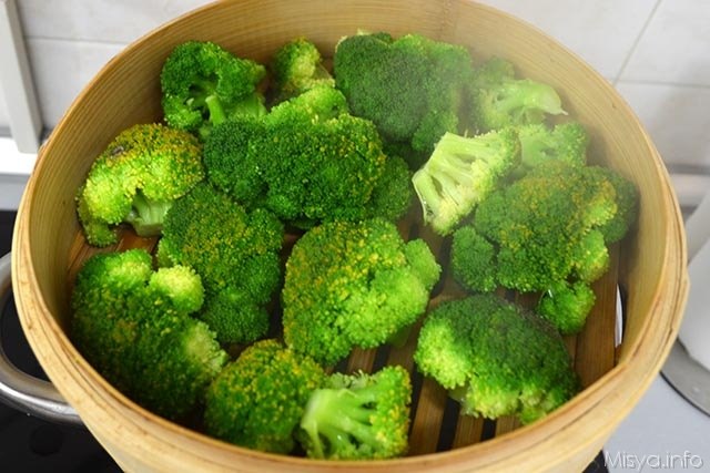 2 cuocere broccoli a vapore