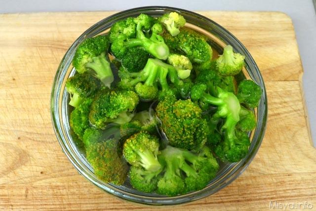 3 broccoli nell acqua