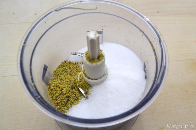 1 zucchero e granella pistacchi