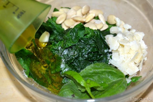 2 aggiungere mandorle parmigiano olio