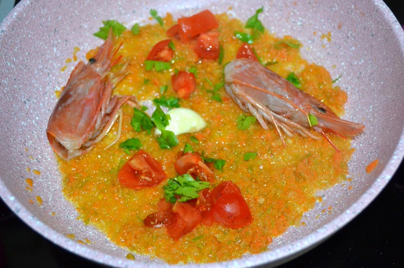 3 aggiungere teste e pomodorini