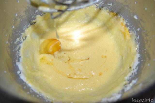 3 aggiungere un uovo per volta