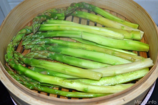 3 asparagi cotti al vapore