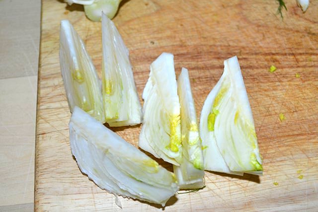 6 tagliare finocchio a spicchi