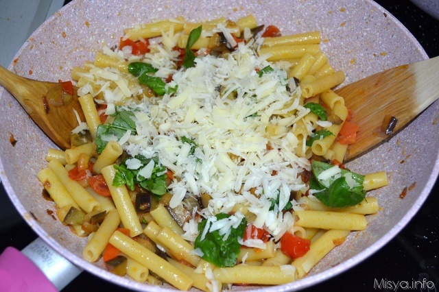 10 aggiungere basilico e formaggio