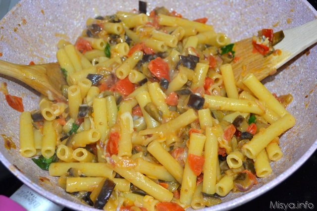 11 mescolare pasta e melanzane