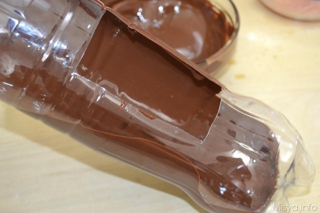 14 versare cioccolato nella bottiglia