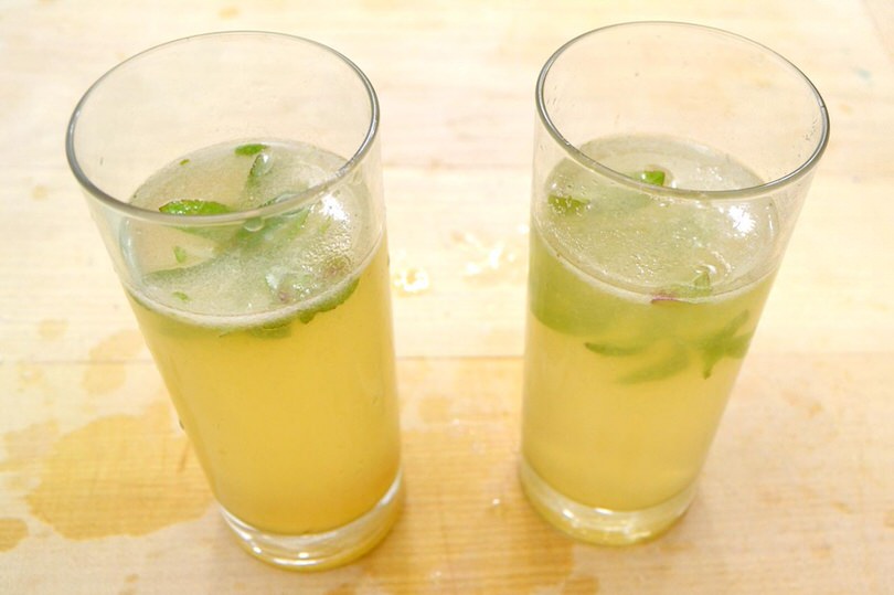 4 aggiungere acqua minerale