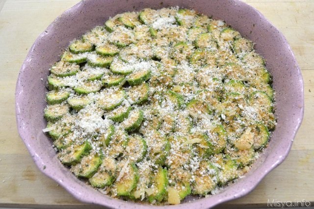 4 aggiungere pangrattato e formaggio