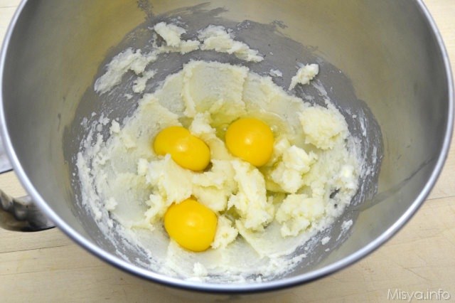 4 aggiungere uova