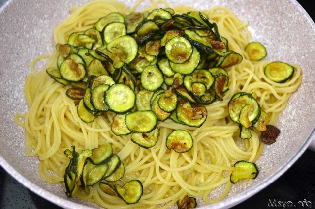5 scolare pasta e aggiungere zucchine