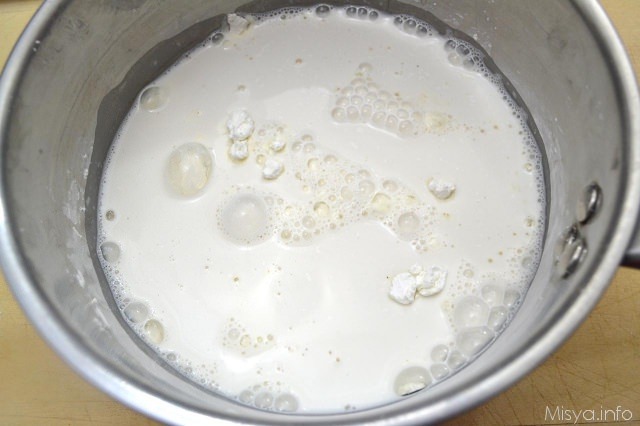 3 aggiungere latte di mandorla