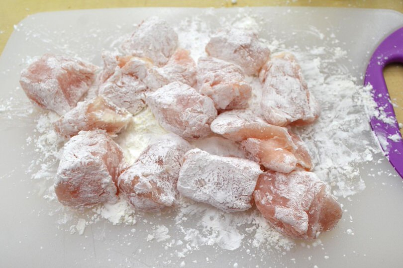 3 infarinare petto di pollo