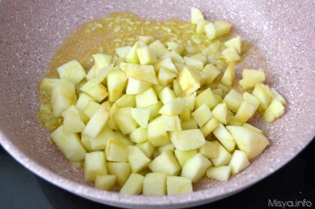 4 aggiungere mele in padella