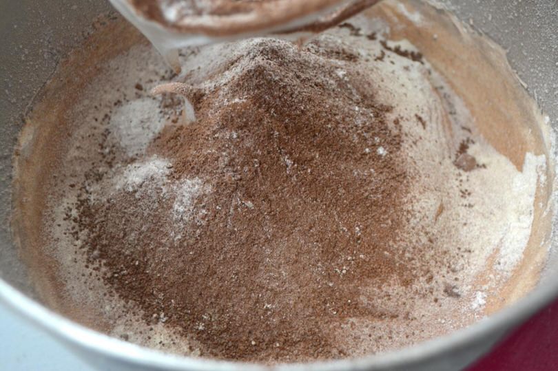 5 aggiungere farina e cacao