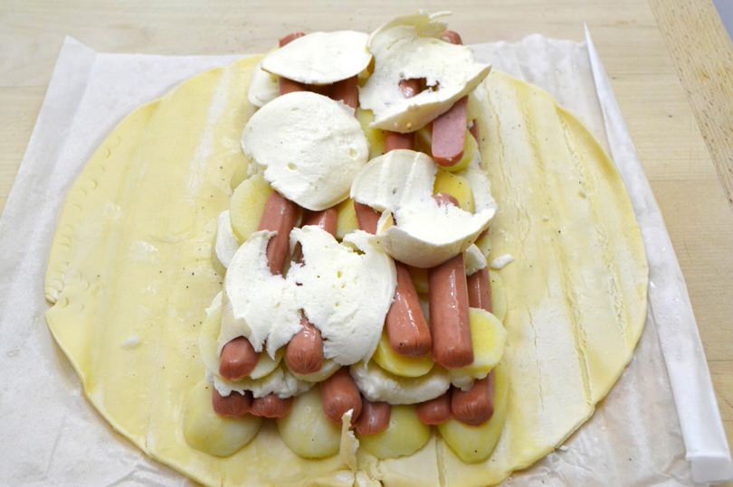 5 aggiungere wurstel mozzarella