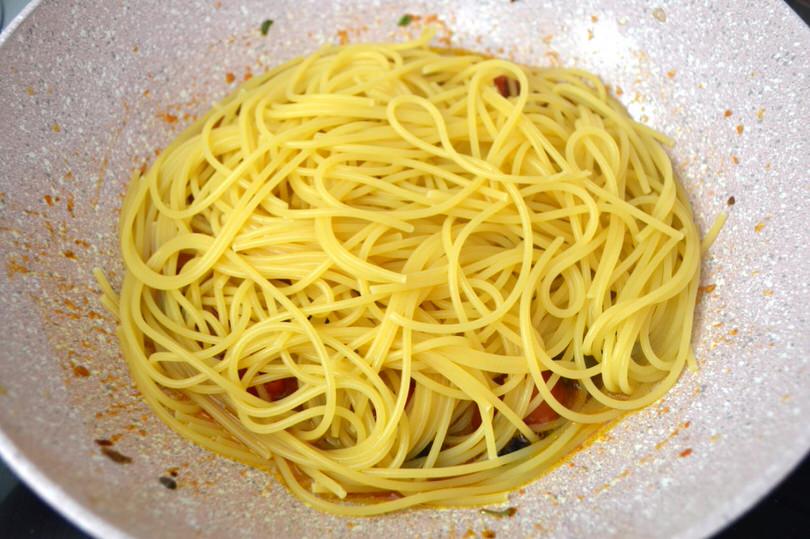 6 aggiungere spaghetti