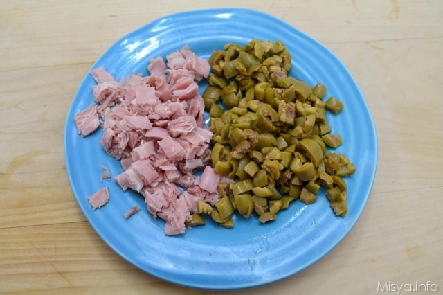 8 olive e prosciutto sminuzzati
