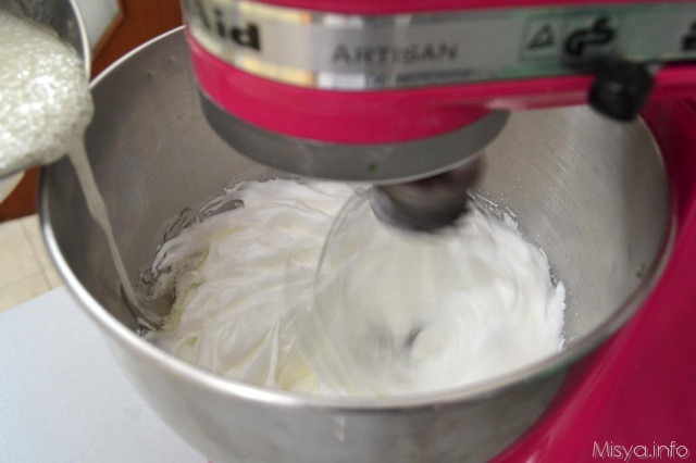 9 versare sciroppo negli albumi