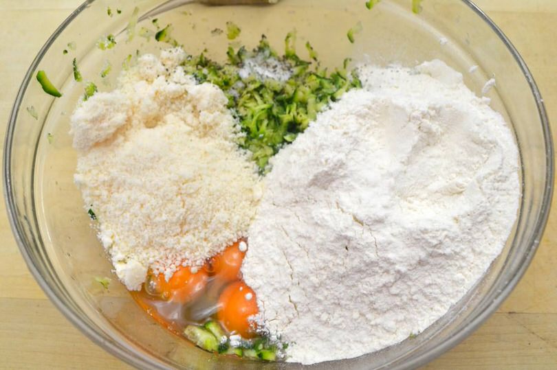 2 aggiungere farina uova parmigiano